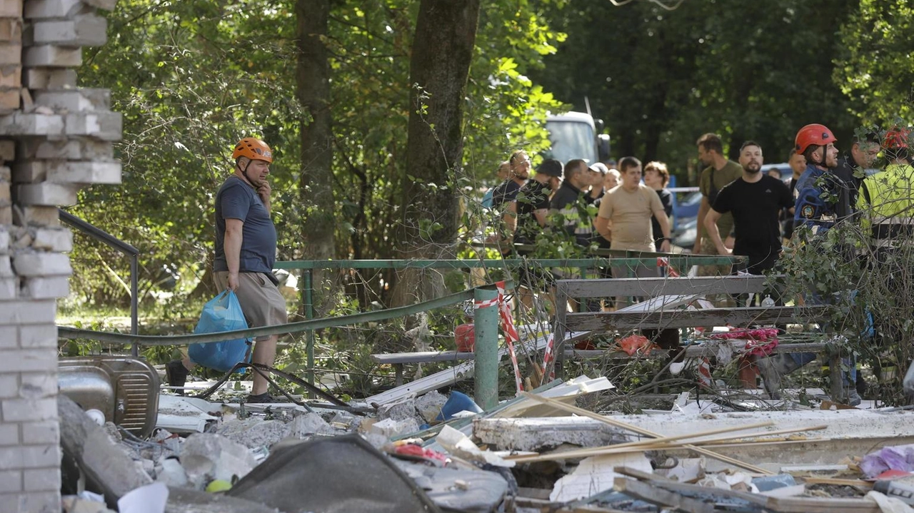 E' salito a 14 vittime, tra le quali tre bambini, il bilancio del massiccio attacco russo stanotte su Kiev. Le... E' salito a 14 vittime, tra le quali tre bambini, il bilancio del massiccio attacco russo stanotte su Kiev. Le...