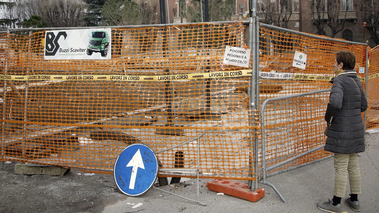 Piazza Visconti cambia volto, giorno dopo giorno. In via Porta Ronca, poco distante, il lavoro per la posa dei... Piazza Visconti cambia volto, giorno dopo giorno. In via Porta Ronca, poco distante, il lavoro per la posa dei...