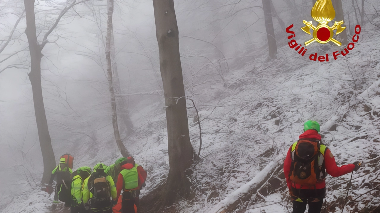 Le operazioni per salvare l’escursionista di 47 anni, ferito e caduto nella neve Le operazioni per salvare l’escursionista di 47 anni, ferito e caduto nella neve