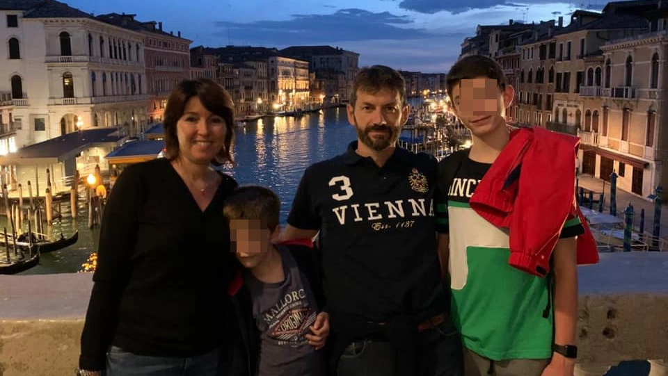 La famiglia di Paderno Dugnano massacrata dal primogenito (a destra)