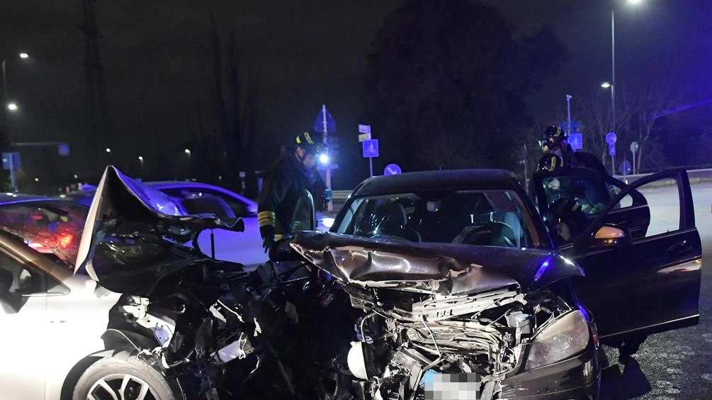 Grave incidente stradale a Segrate: due auto coinvolte, otto persone ferite. Dinamica ancora da chiarire, ipotesi di semaforo rosso ignorato. Intervento immediato delle autorità e trasporti in ospedale. Grave incidente stradale a Segrate: due auto coinvolte, otto persone ferite. Dinamica ancora da chiarire, ipotesi di semaforo rosso ignorato. Intervento immediato delle autorità e trasporti in ospedale.