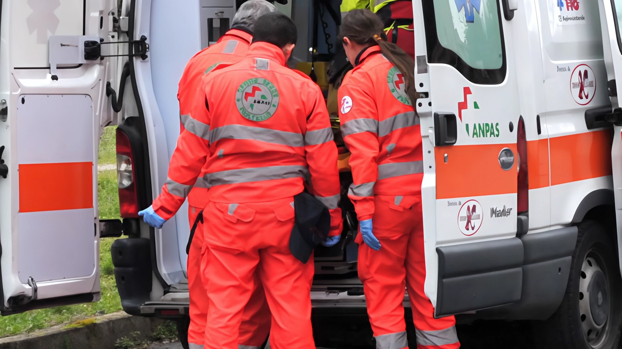 Sul posto sono arrivate auto medica e ambulanza della Croce verde I soccorritori hanno provato a rianimare l’operaio ma non c’è stato nulla da fare