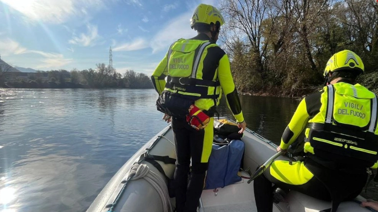 I sommozzatori dei Vigili del Fuoco sul fiume Adda
