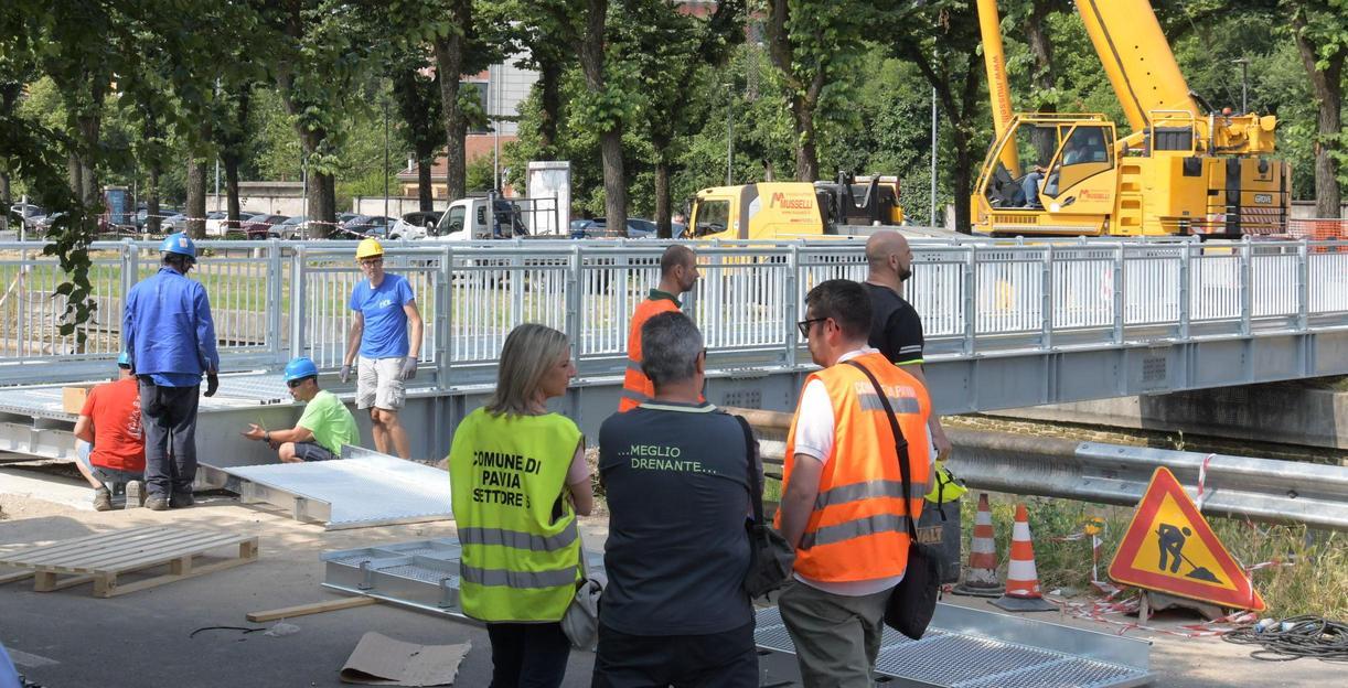 posata la passerella pedonale i residenti solo una toppa