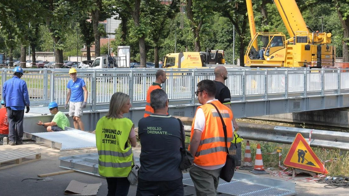 Da lunedì la passerella costata 124mila euro potrà essere atrraversata da pedoni e ciclisti Da lunedì la passerella costata 124mila euro potrà essere atrraversata da pedoni e ciclisti