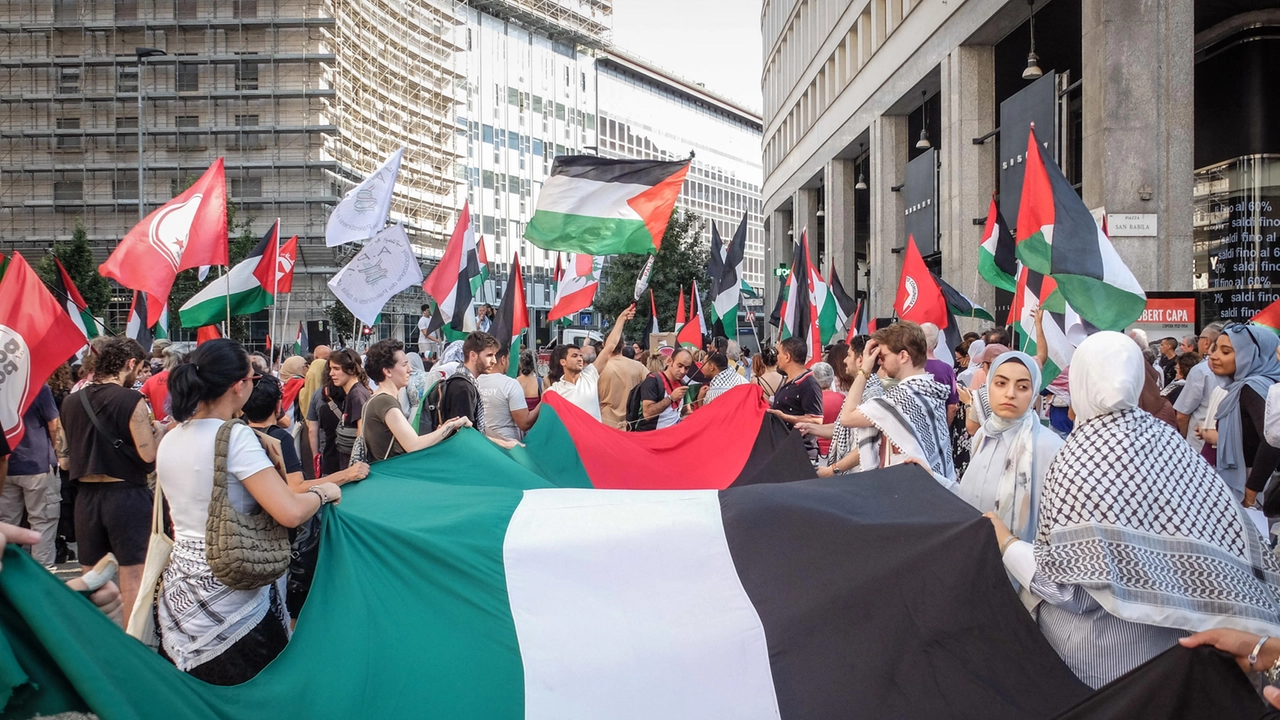 Continua la protesta a Milano delle associazioni palestinesi. Nella foto, il presidio in piazza San Babila (Ansa/Matteo Corner) Continua la protesta a Milano delle associazioni palestinesi. Nella foto, il presidio in piazza San Babila (Ansa/Matteo Corner)
