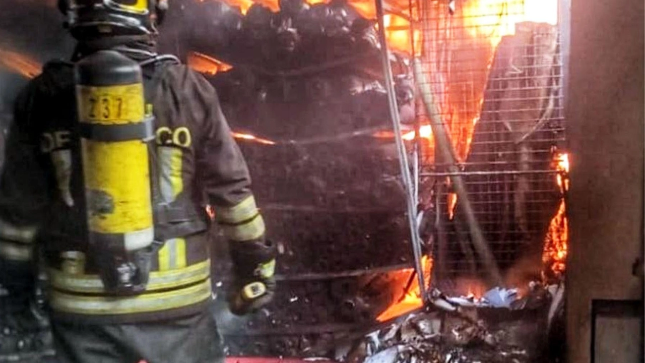 Incendio in una cartiera a Calolziocorte: otto operai intossicati ma non gravi. Vigili del fuoco e soccorritori prontamente intervenuti, fiamme domate senza ulteriori conseguenze. Incendio in una cartiera a Calolziocorte: otto operai intossicati ma non gravi. Vigili del fuoco e soccorritori prontamente intervenuti, fiamme domate senza ulteriori conseguenze.
