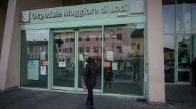 Serata di follia all’ospedale di Lodi: devasta i macchinari del pronto soccorso e prende a schiaffi e pugni i carabinieri