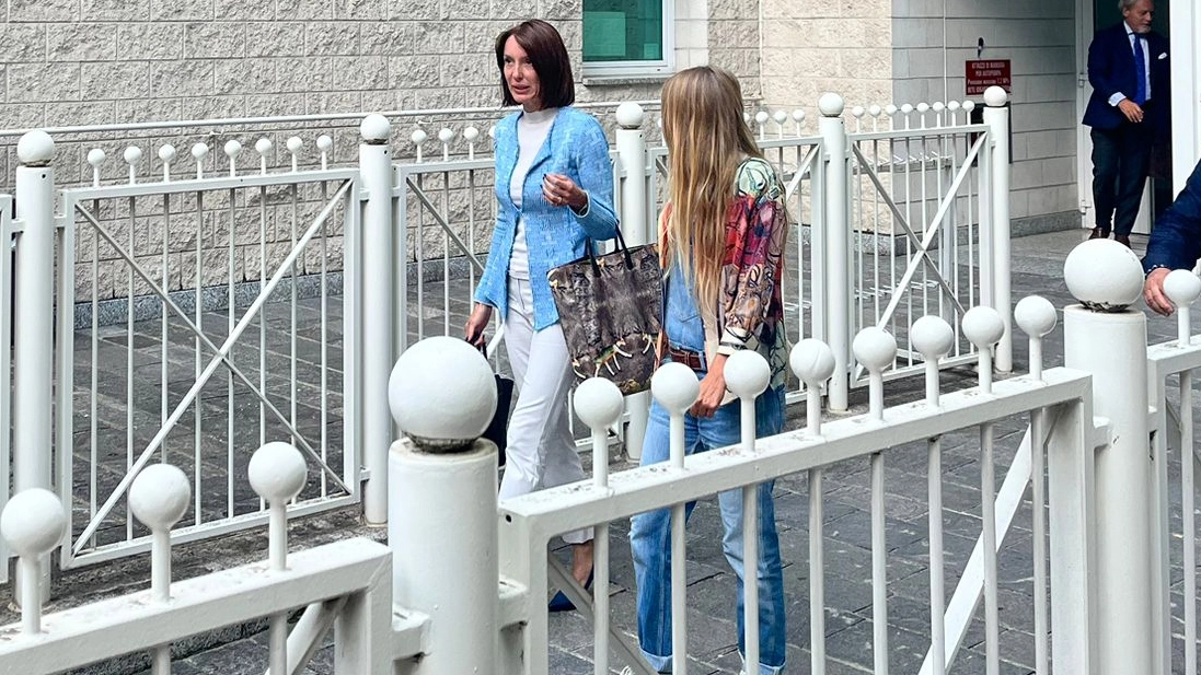 Nicole Berlusconi fuori dal tribunale di Bergamo
