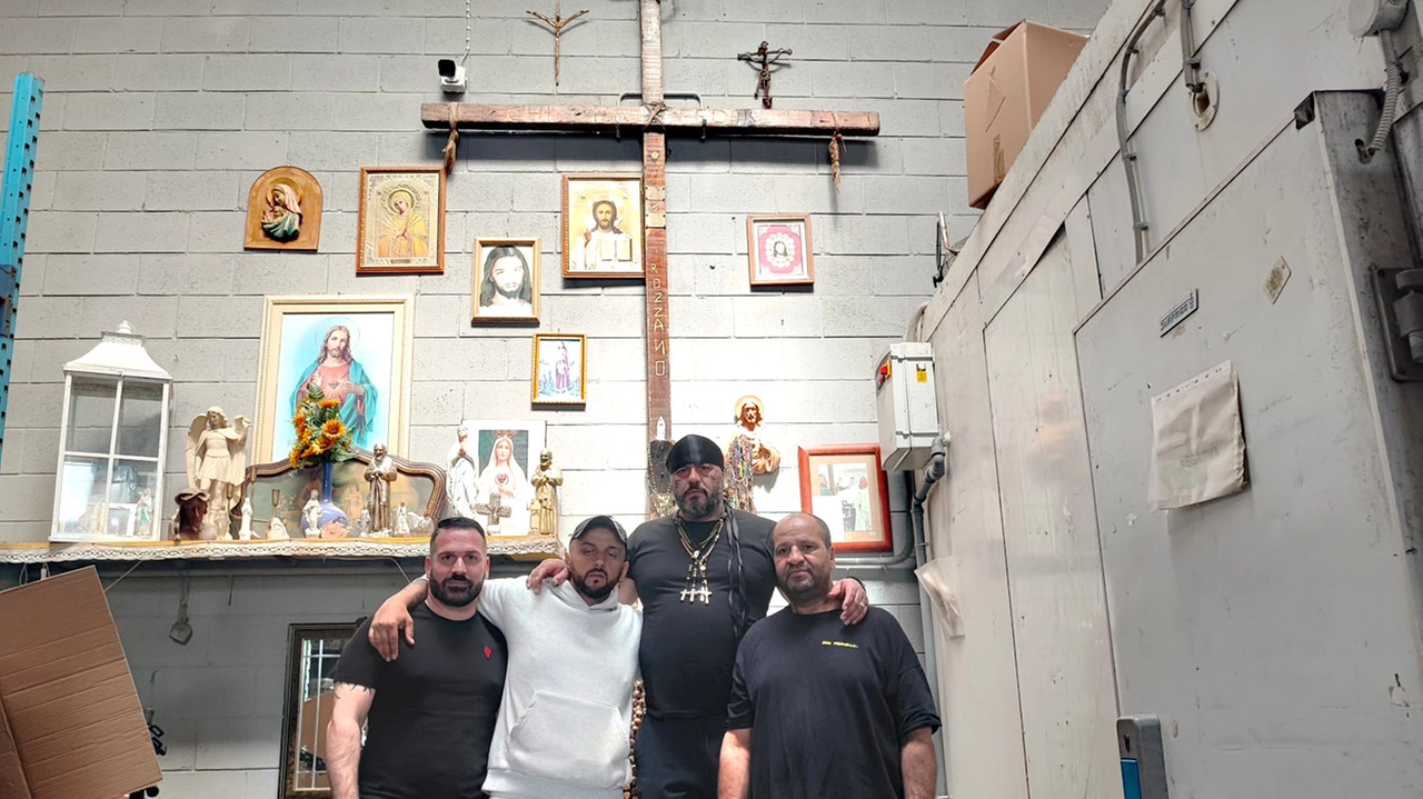 Rozzano - Gennaro Speria, presidente di Area 51 (secondo da destra insieme a dei collaboratori) andrà ai funerali di Papa Francesco con la Croce che ha portato da Rozzano a Roma Per Pincioni - Cangemi Foto MDF