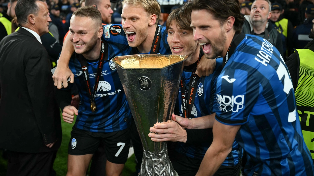 Secondo da sinistra, Mitchel Bakker festeggia la coppa della Europa League della Uefa conquistata contro i tedeschi del Bayer Leverkusen il 22 maggio 2024 a Dublino