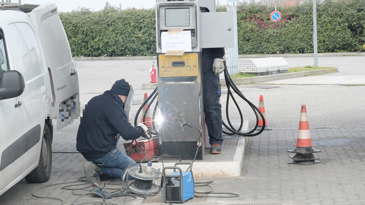 Lavori per ripristinare la colonnina del bancomat alla pompa di benzina Eni a cava Manara Lavori per ripristinare la colonnina del bancomat alla pompa di benzina Eni a cava Manara