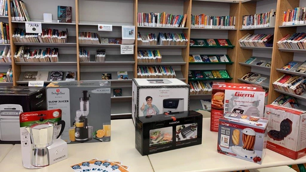 Gli oggetti esposti alla Biblioteca comunale G. B. Roggia: da aprile potranno essere presi in prestito Gli oggetti esposti alla Biblioteca comunale G. B. Roggia: da aprile potranno essere presi in prestito