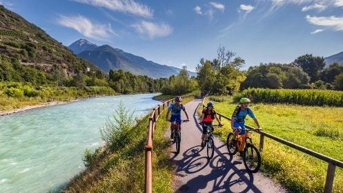 La metà dei visitatori sono “millennial“ in confidenza con i social e capaci di trascinare amici e familiari. Quasi il 40% pernotta in hotel 3 e 4 stelle, la media di spesa giornaliera supera i 104 euro a testa. La metà dei visitatori sono “millennial“ in confidenza con i social e capaci di trascinare amici e familiari. Quasi il 40% pernotta in hotel 3 e 4 stelle, la media di spesa giornaliera supera i 104 euro a testa.