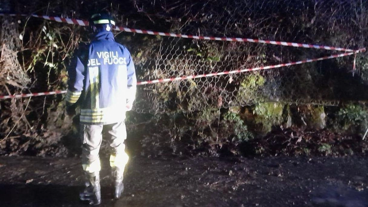 Da quasi tre settimane è interrotta la strada provinciale che sale in paese, a causa della frana che si... Da quasi tre settimane è interrotta la strada provinciale che sale in paese, a causa della frana che si...