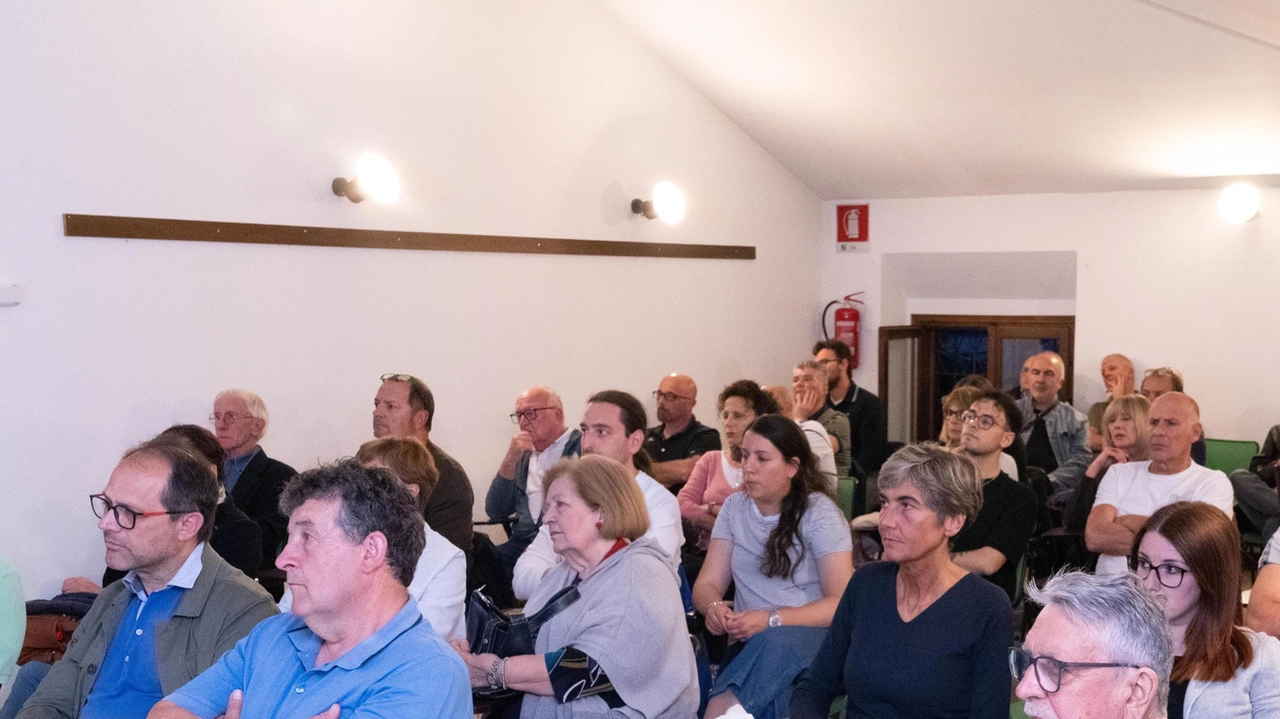 L’assemblea pubblica tenutasi mercoledì sera in Municipio ha cercato di "spegnere" o quanto meno mitigare le seppur giustificate paure... L’assemblea pubblica tenutasi mercoledì sera in Municipio ha cercato di "spegnere" o quanto meno mitigare le seppur giustificate paure...