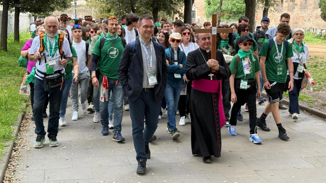 I ragazzi degli oratori milanesi in cammino insieme all’arcivescovo di Milano Mario Delpini: il giubileo è coinciso con la morte del Papa