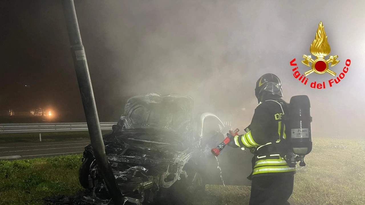 Due ragazzi si schiantano contro un palo uscendo da un benzinaio, l'auto prende fuoco. Intervento dei vigili del fuoco e trasferimento in ospedale dei feriti. Due ragazzi si schiantano contro un palo uscendo da un benzinaio, l'auto prende fuoco. Intervento dei vigili del fuoco e trasferimento in ospedale dei feriti.