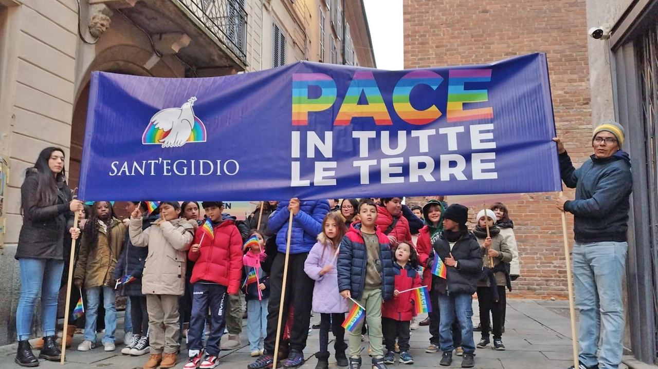 Anche il sindaco Michele Lissia e l’assessore alle Politiche sociali Francesco Brendolise hanno partecipato ieri alla marcia per la pace... Anche il sindaco Michele Lissia e l’assessore alle Politiche sociali Francesco Brendolise hanno partecipato ieri alla marcia per la pace...