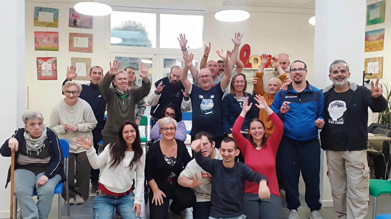 La compagnia teatrale “Un po’ fuori” di cui fanno parte i ragazzi di Progetto Promozione Lavoro e di Arca88 La compagnia teatrale “Un po’ fuori” di cui fanno parte i ragazzi di Progetto Promozione Lavoro e di Arca88