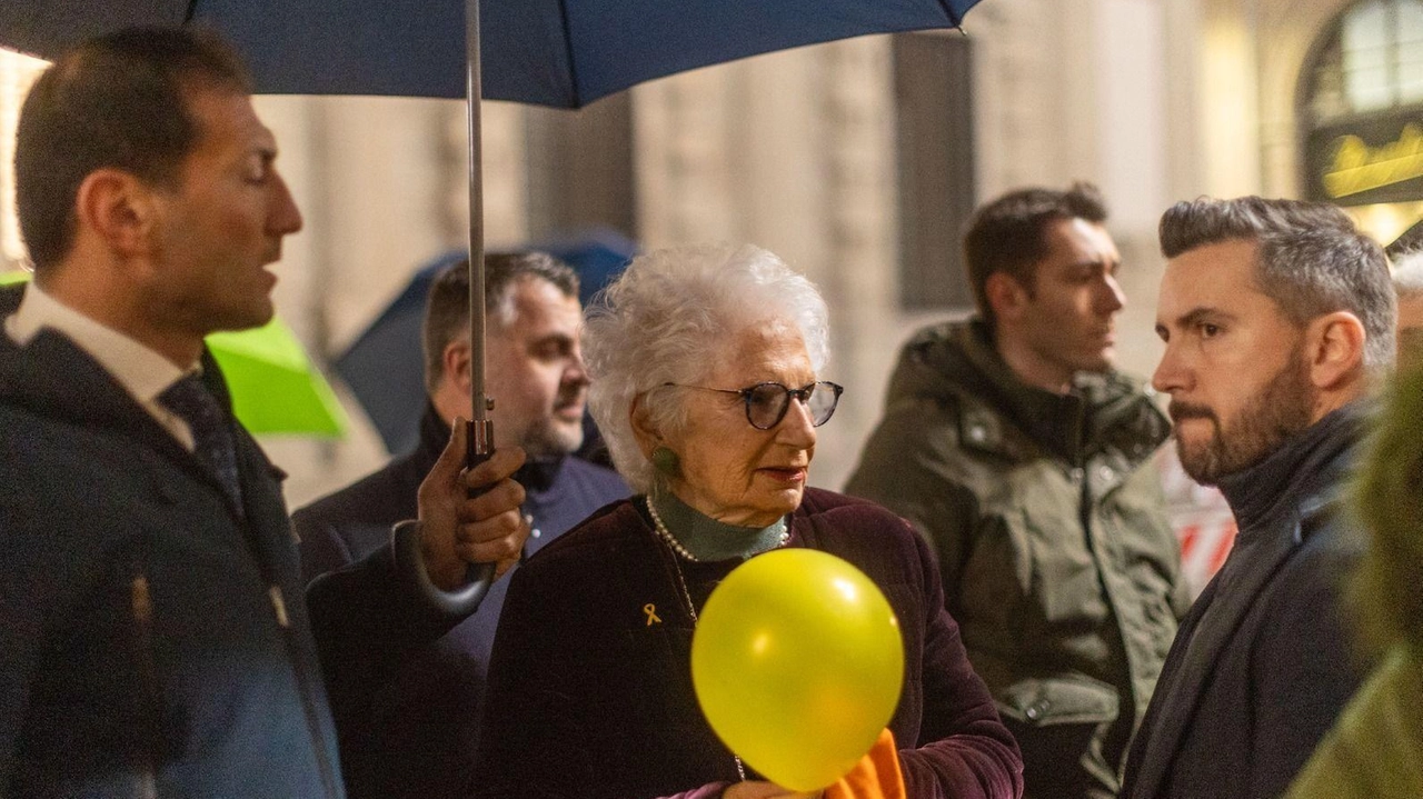 La senatrice Liliana Segre è rimasta in piazza qualche minuto, senza prendere parola
