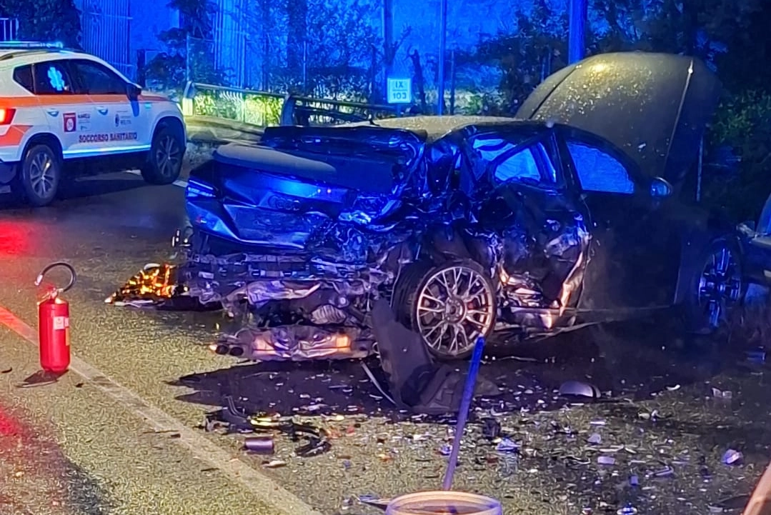 Uno dei veicoli accartocciati a causa della forza d'urto devastante