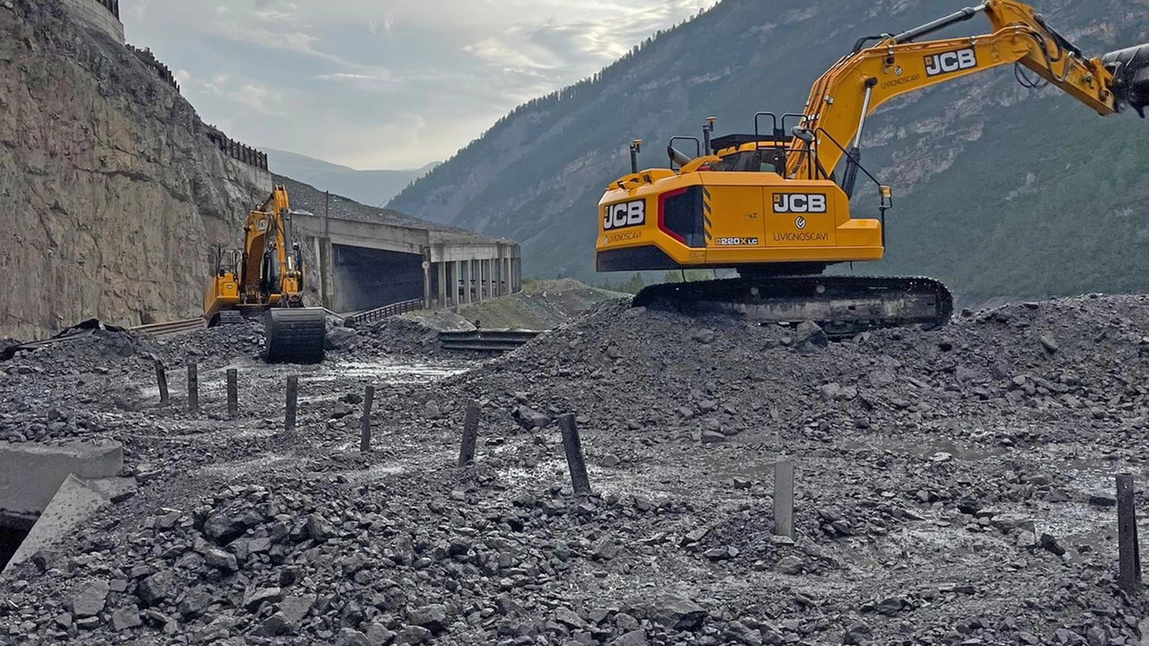 Le imprese edili del piccolo Tibet hanno ripulito la carreggiata che porta in Svizzera
