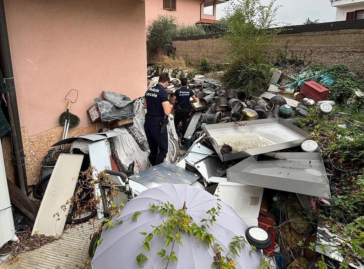 Una maxi discarica nel cortile. Due denunciati e area sequestrata