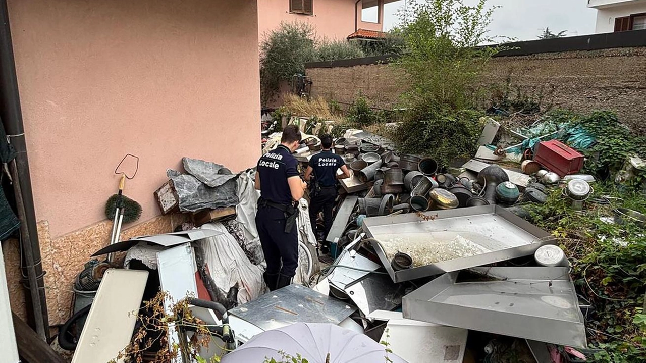 Cornaredo, blitz della polizia locale: scoperto deposito abusivo di materiale ferroso, pneumatici e scarti edili Cornaredo, blitz della polizia locale: scoperto deposito abusivo di materiale ferroso, pneumatici e scarti edili