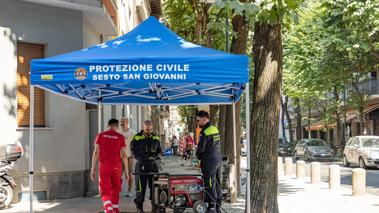 Una delle tende allestite con il generatore di elettricità dopo i troppi blackout