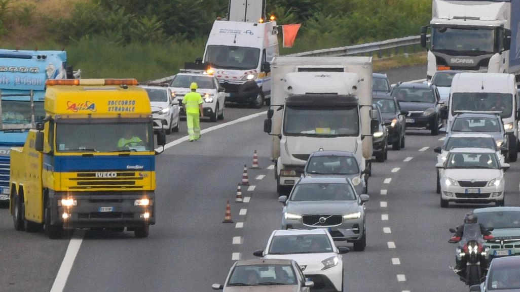 La messa in sicurezza dopo lo schianto e il traffico in tilt per ore sull’autostrada La messa in sicurezza dopo lo schianto e il traffico in tilt per ore sull’autostrada