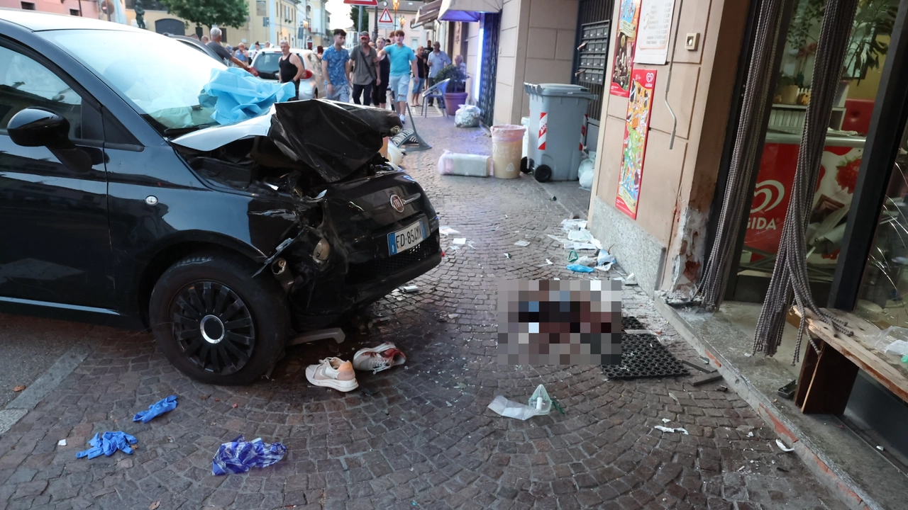 Cacciato dal bar, sale in auto e investe alcuni clienti fuori dal locale: la scena dell'incidente a Gravellona Cacciato dal bar, sale in auto e investe alcuni clienti fuori dal locale: la scena dell'incidente a Gravellona