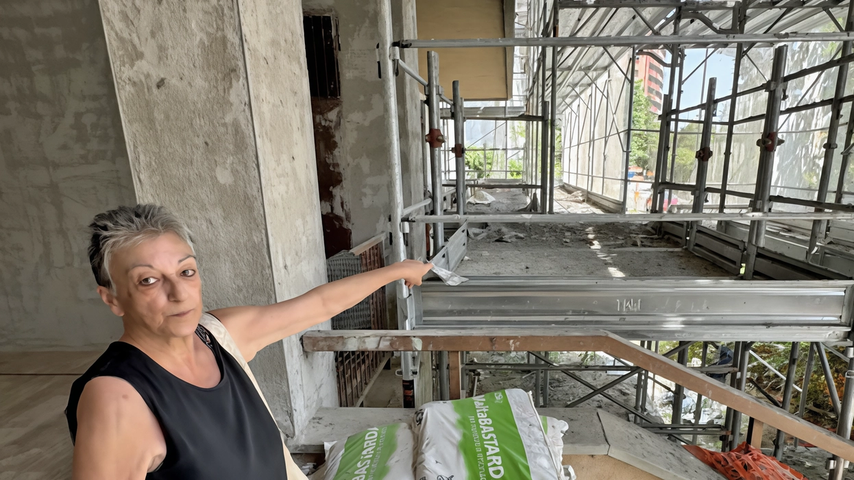 «Ogni piano del ponteggio è coperto da rifiuti» raccontano i residenti dei palazzi La stessa situazione è denunciata a Lacchiarella «Ogni piano del ponteggio è coperto da rifiuti» raccontano i residenti dei palazzi La stessa situazione è denunciata a Lacchiarella