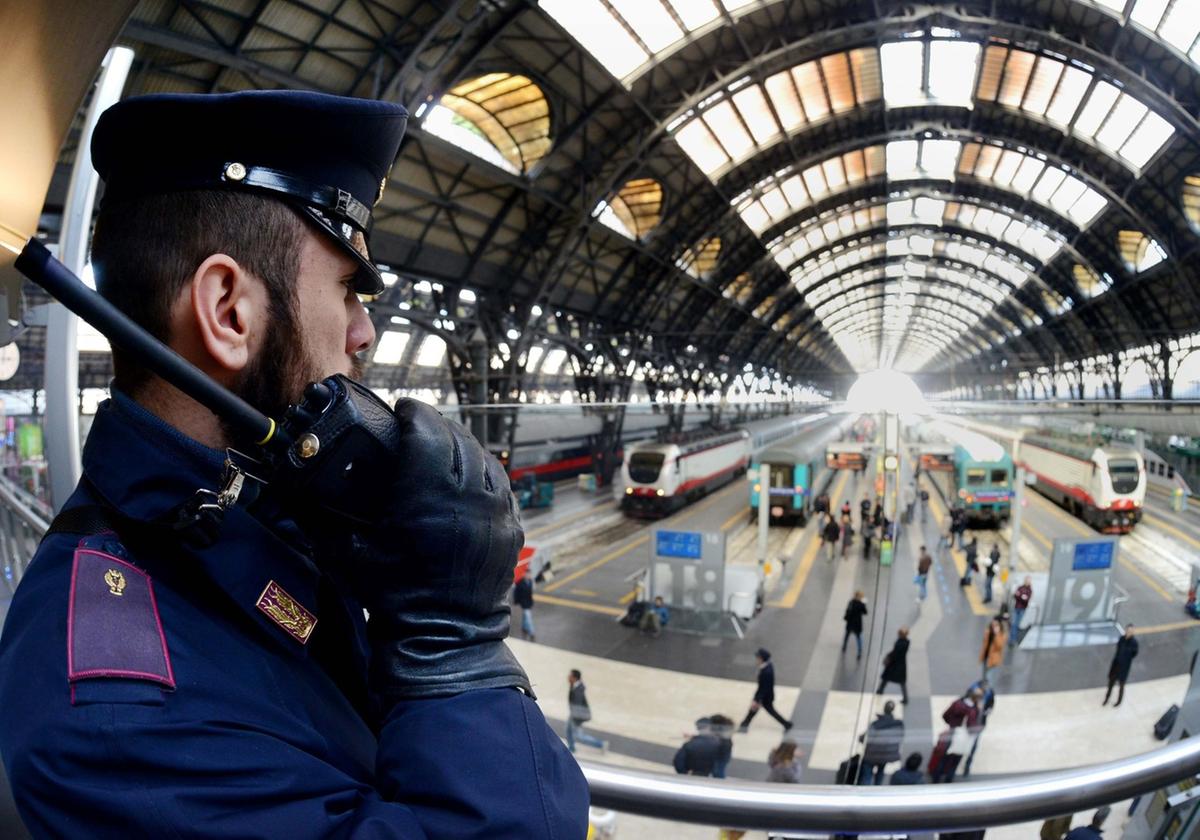 sfila lo smartphone dalle tasche di un turista in metr242 minorenne arrestato