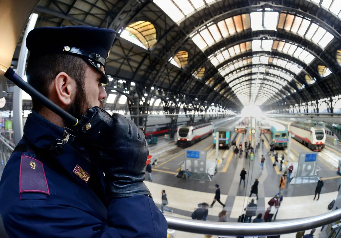 Sfila lo smartphone dalle tasche di un turista in metrò: minorenne arrestato