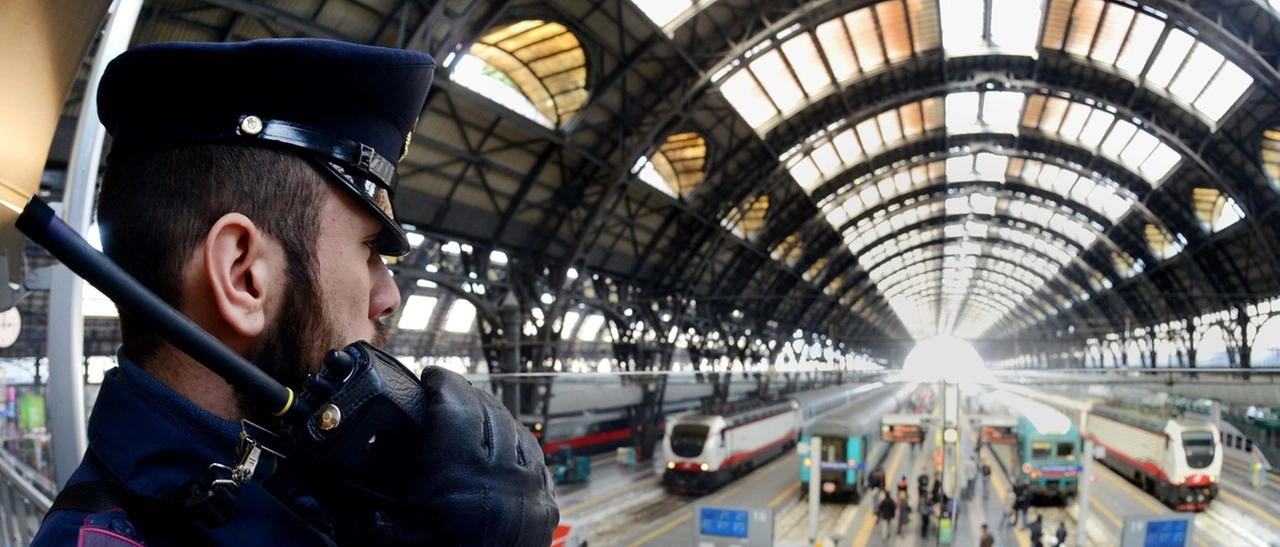 Sfila lo smartphone dalle tasche di un turista in metrò: minorenne arrestato