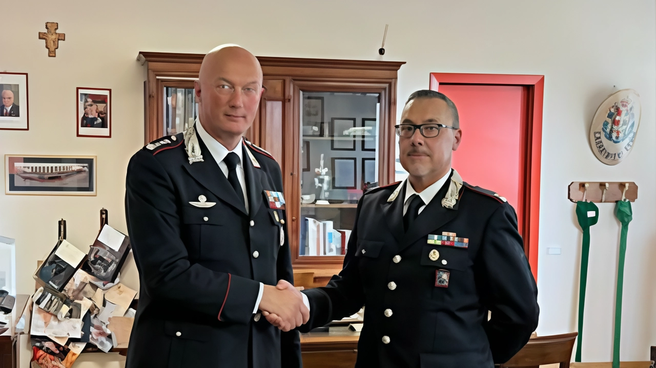 Il maggiore Daniele Brasi, nuovo comandante dei carabinieri di Lodi, ha preso servizio con l'obiettivo di garantire la sicurezza e la vivibilità del territorio, dopo una carriera di successo in varie sedi. Il maggiore Daniele Brasi, nuovo comandante dei carabinieri di Lodi, ha preso servizio con l'obiettivo di garantire la sicurezza e la vivibilità del territorio, dopo una carriera di successo in varie sedi.