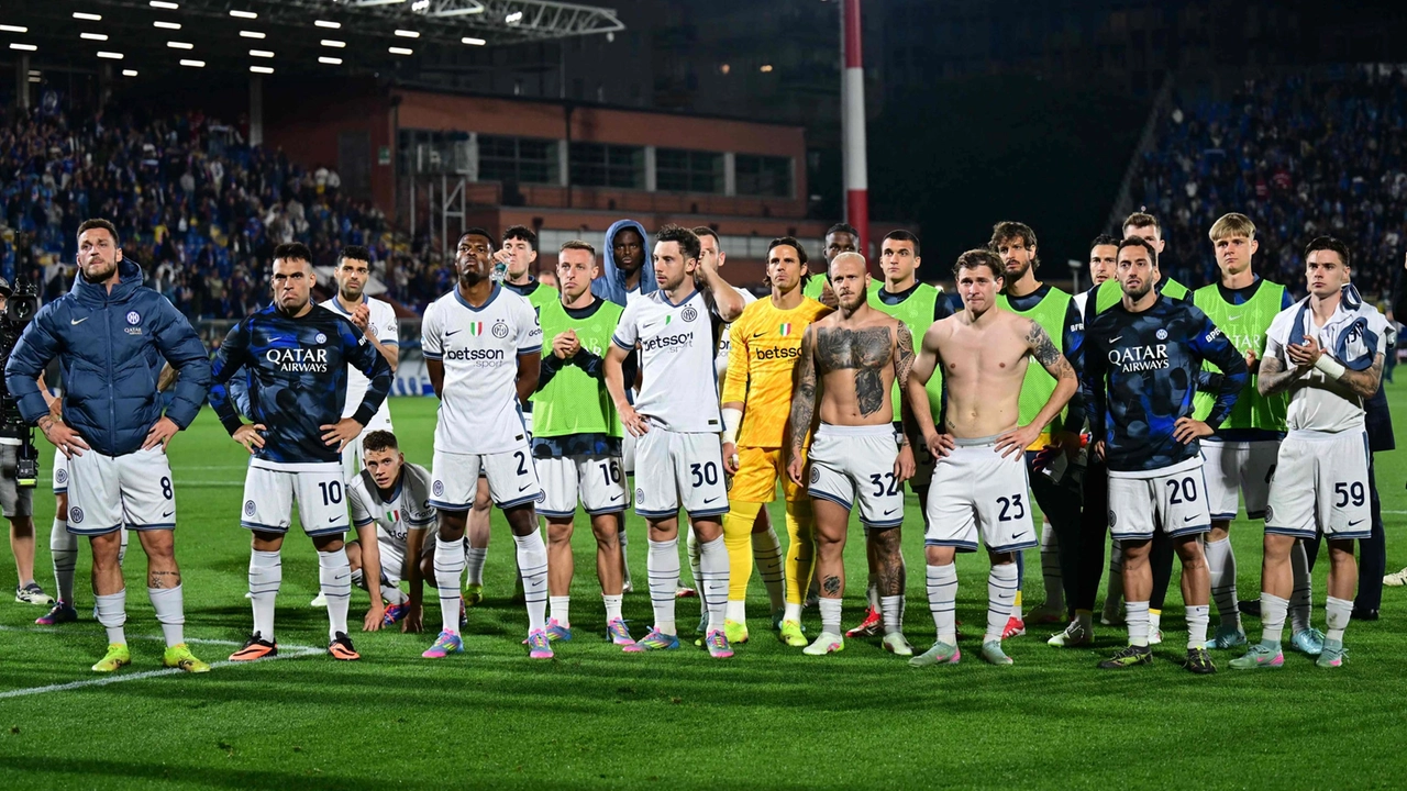 La delusione sui volti dei giocatori dell'Inter dopo la conquista del quarto scudetto da parte del Napoli La delusione sui volti dei giocatori dell'Inter dopo la conquista del quarto scudetto da parte del Napoli