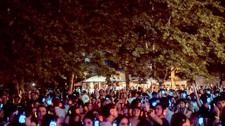 Una discoteca silenziosa, con tre canali di luci e colori che illumineranno la notte