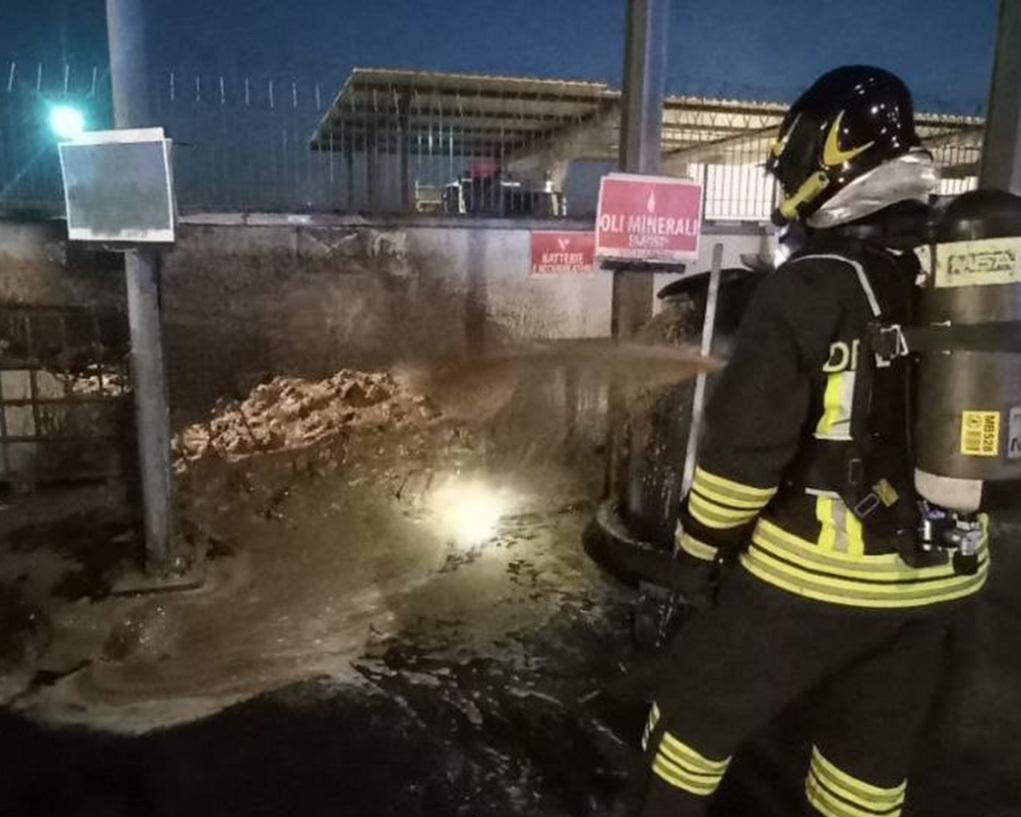 Treviglio, vasto incendio nella zona industriale: chiusa l’ara, evacuati i capannoni Treviglio, vasto incendio nella zona industriale: chiusa l’ara, evacuati i capannoni