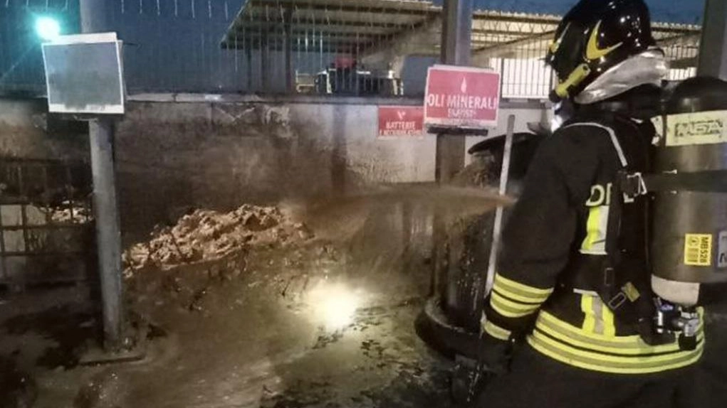 Treviglio, vasto incendio nella zona industriale: chiusa l’area, evacuati i capannoni