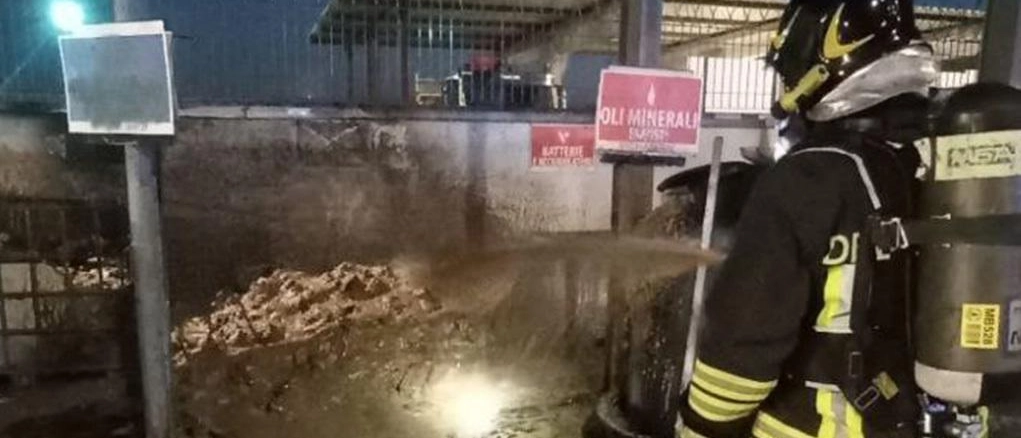 Treviglio, vasto incendio nella zona industriale: chiusa l’ara, evacuati i capannoni