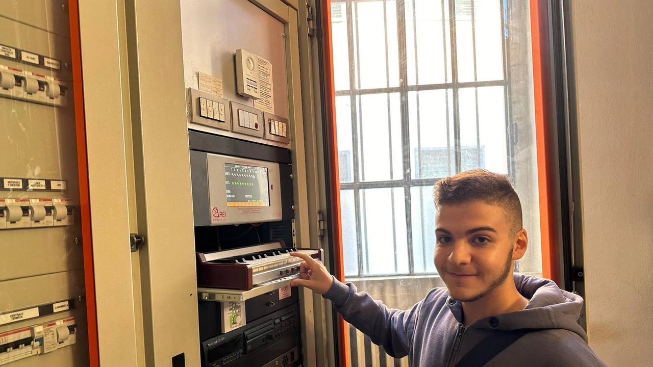Alessio Carlucci mostra la sua tastiera grazie alla quale fa suonare le campane Alessio Carlucci mostra la sua tastiera grazie alla quale fa suonare le campane