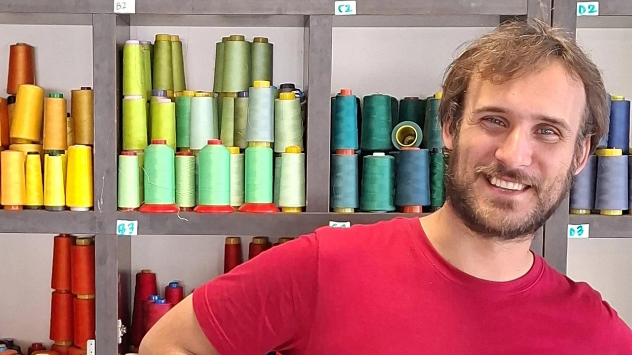 Nella sede di Buccinasco lavorano in quindici tra rifugiati e persone con fragilità. Il sogno di Giovanni Lucchesi: "Un tessile basato sull’economia circolare" Nella sede di Buccinasco lavorano in quindici tra rifugiati e persone con fragilità. Il sogno di Giovanni Lucchesi: "Un tessile basato sull’economia circolare"