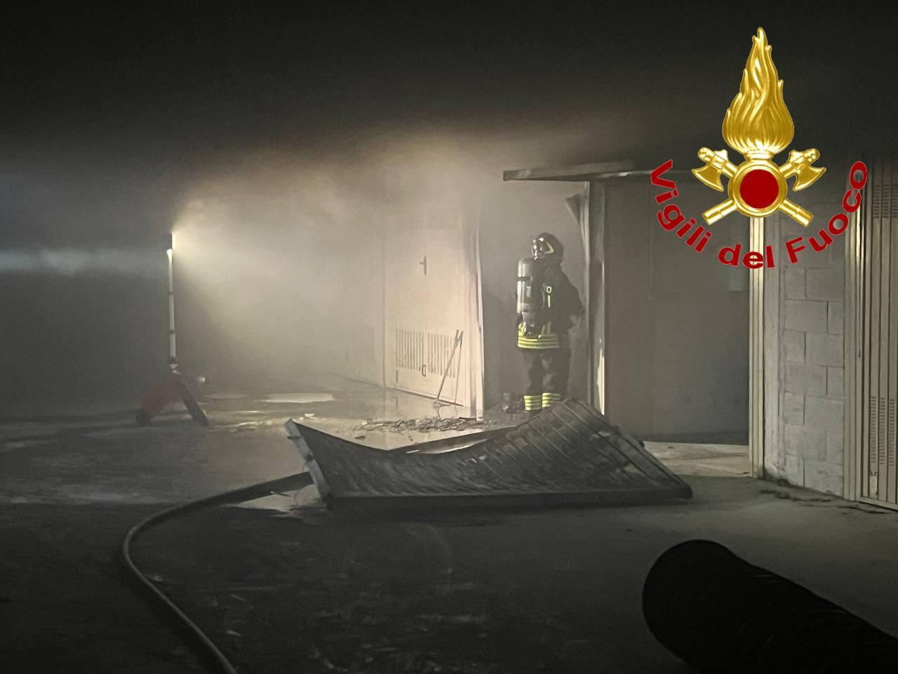 a fuoco un garage evacuato di notte un condominio invaso dal fumo