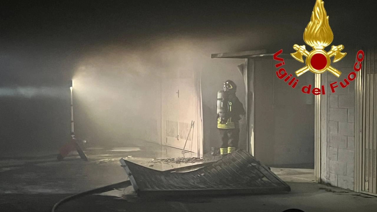 L'intervento dei vigili del fuoco per spegnere le fiamme nel box e disperdere il fumo