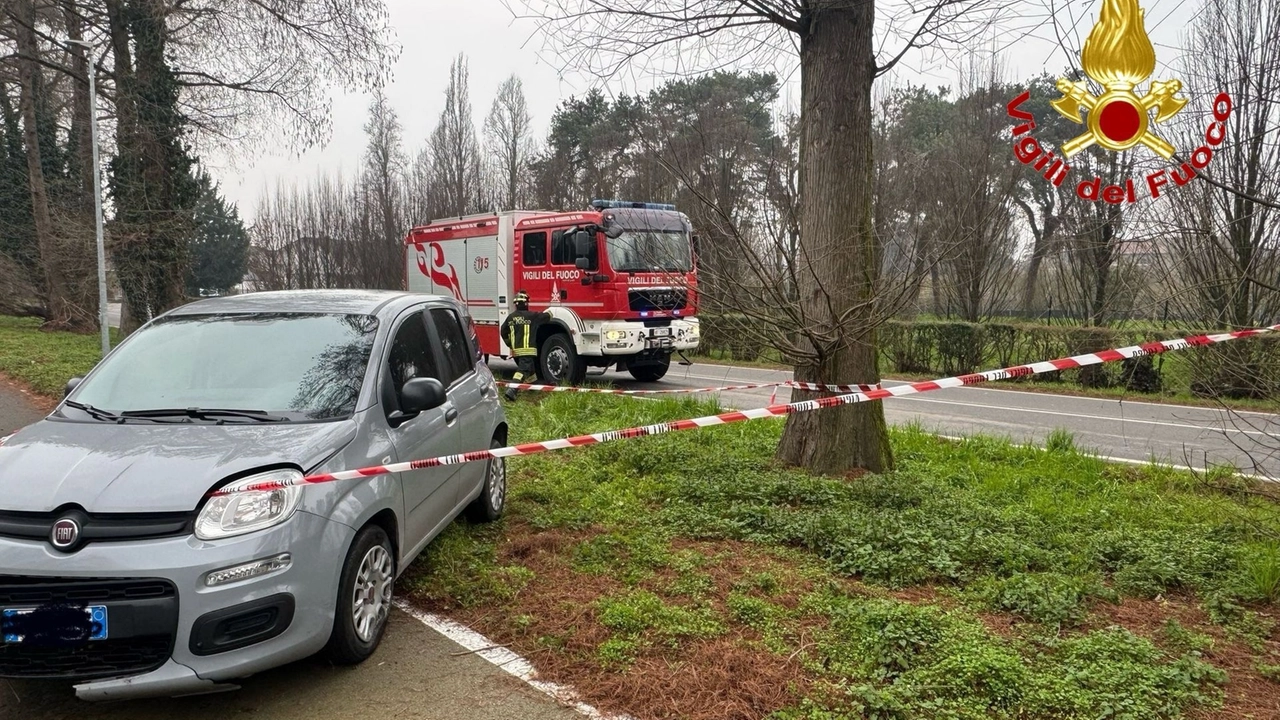 L'auto inseguita dai carabinieri è finita fuori strada dopo una foratura L'auto inseguita dai carabinieri è finita fuori strada dopo una foratura