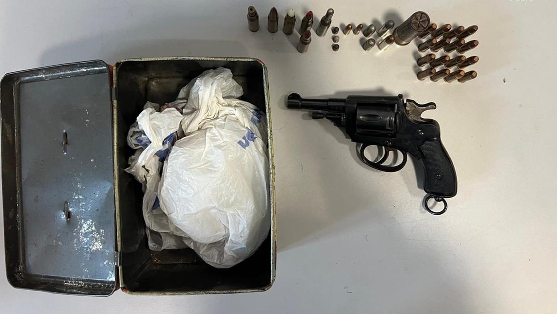 erba una pistola con tanto di munizioni spunta dall immondizia da Ilgiorno.it erba una pistola con tanto di munizioni spunta dall immondizia