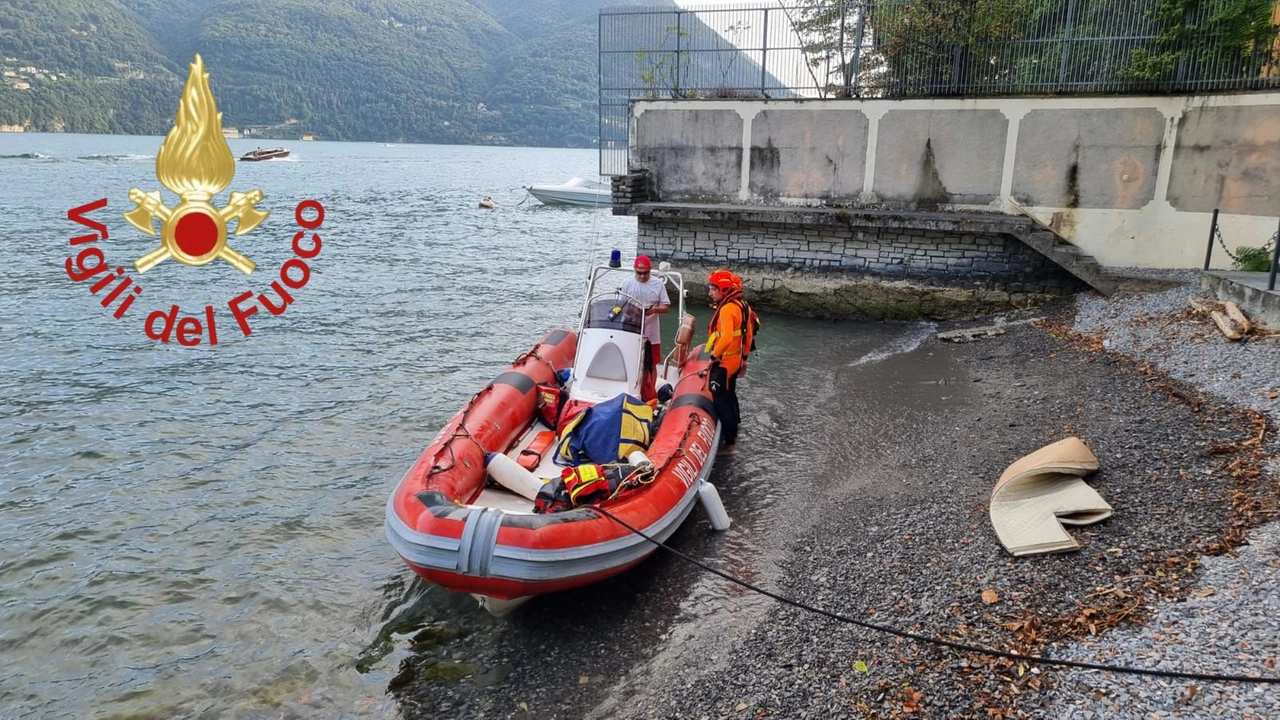 Il recupero dei turisti dopo che la loro barca si è ribaltata Il recupero dei turisti dopo che la loro barca si è ribaltata