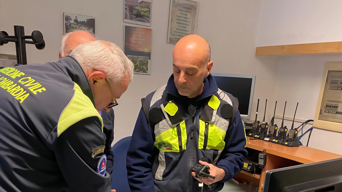 Esercitazione "Acqua alta" a Vigevano: Protezione civile e volontari simulano l'esondazione di un canale e l'allagamento delle cantine. Preparazione costante per affrontare emergenze reali. Esercitazione "Acqua alta" a Vigevano: Protezione civile e volontari simulano l'esondazione di un canale e l'allagamento delle cantine. Preparazione costante per affrontare emergenze reali.